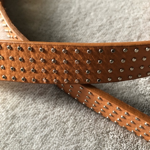 GUESS GENUINE LEATHER TAN & SILVER RIVET BELT w/SILVER BUCKLE SMALL - Picture 2 of 7